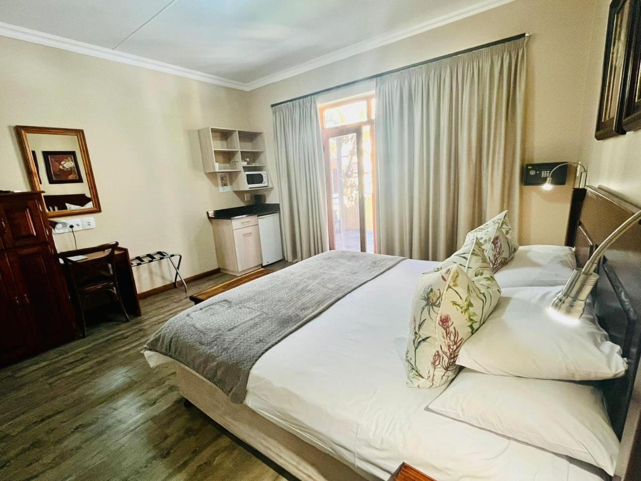 17 On Bird Guest House Beaufort West Bagian luar foto